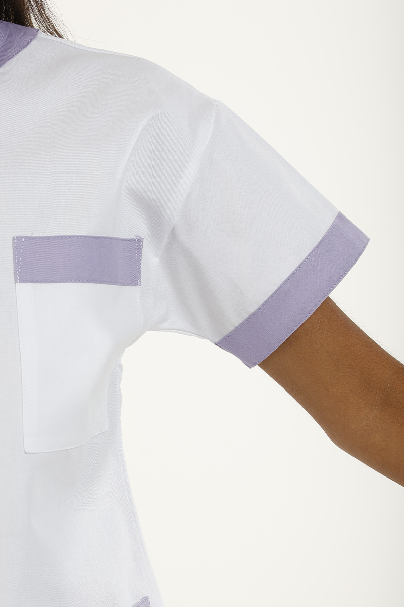 Casacca unisex collo V bianca bordi lilla - immagine 5